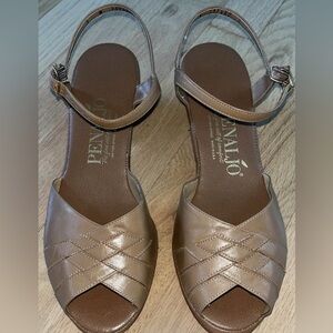 Women's Vintage Tan Sandals GREAT condition!
